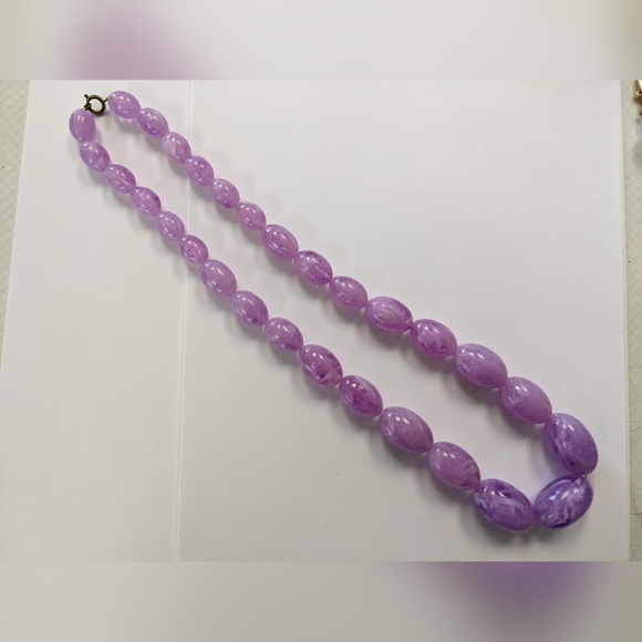VTG. CHUNKY MARBLED LILAC LUCITE NECKLACE - Picture 9 of 11